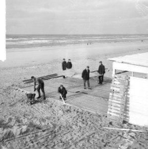 Strandcafe te Zandvoort is men alweer aan het opzetten, arbeiders aan het werk, Bestanddeelnr 917-3960 photo