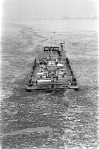 Strenge vorst overlast voor de scheepvaart. Binnenvaartschip door ijs bij Oranje, Bestanddeelnr 931-8683