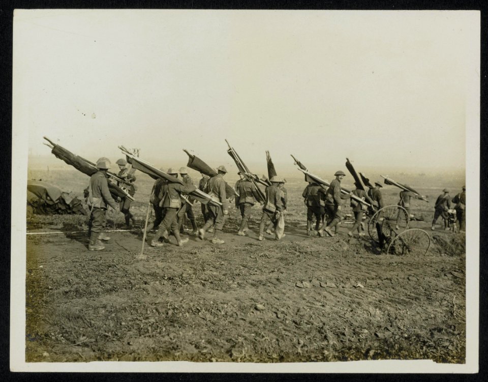 Stretcher bearers on their way out near Ginchy to bring back the wounded, Bestanddeelnr 158-0449