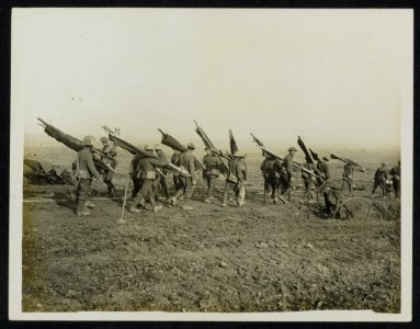 Stretcher bearers on their way out near Ginchy to bring back the wounded, Bestanddeelnr 158-0449