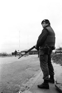 Strenge bewaking, door soldaten, van vliegbasis Valkenburg, Bestanddeelnr 933-5413