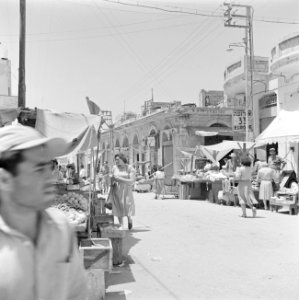 Straat in Jaffa met winkels, straathandelaars en winkelend publiek, Bestanddeelnr 255-1306
