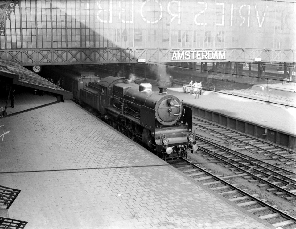 Stoomlocomotief langs het perron van het Centraal Station in vogelvlucht gezien, Bestanddeelnr 252-1015