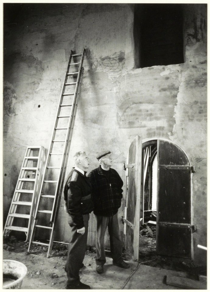 Stompe toren. Bestuursleden Jansen (links) en van der Sluys (rechts) bekijken de voortgang van de restauratie. NL-HlmNHA 54032139