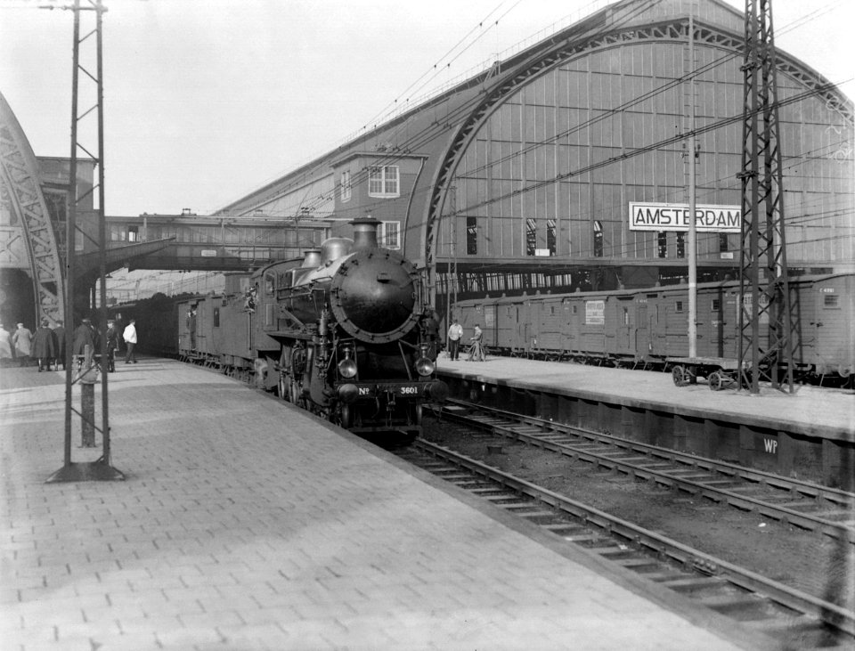 Stoomlocomotief 3601 met wagons aan een perron van het Centraal Station tussen d, Bestanddeelnr 252-1030
