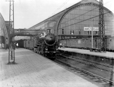 Stoomlocomotief 3601 met wagons aan een perron van het Centraal Station tussen d, Bestanddeelnr 252-1030