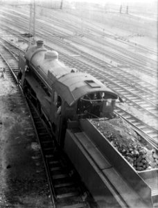 Stoomlocomotief 3906 met tender op een spooremplacement, Bestanddeelnr 252-1018