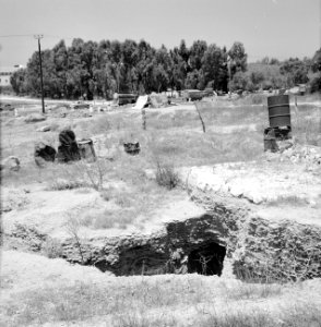 Stortplaats langs de weg van Tel Aviv naar Haifa met oa lege bezineblikken, Bestanddeelnr 255-3804