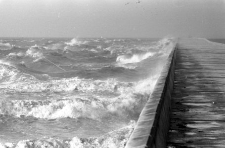 Storm op zee, voor IJmuiden, Bestanddeelnr 913-4106