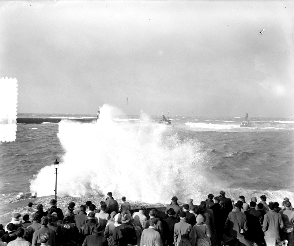 Storm op de kust Scheveningen, Bestanddeelnr 906-8734