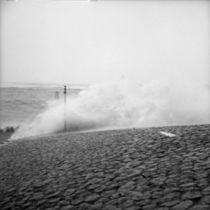 Storm op Schiphol. Windkracht 12 in Scheveningen, Bestanddeelnr 913-5168