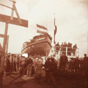Stoomboot loopt van stapel bij scheepswerf Boele te Bolnes 30-03-1912