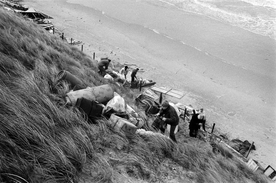 Storm verwoest huisjes langs strand (Zandvoort) mensen brengen bezittingen in v, Bestanddeelnr 930-7817