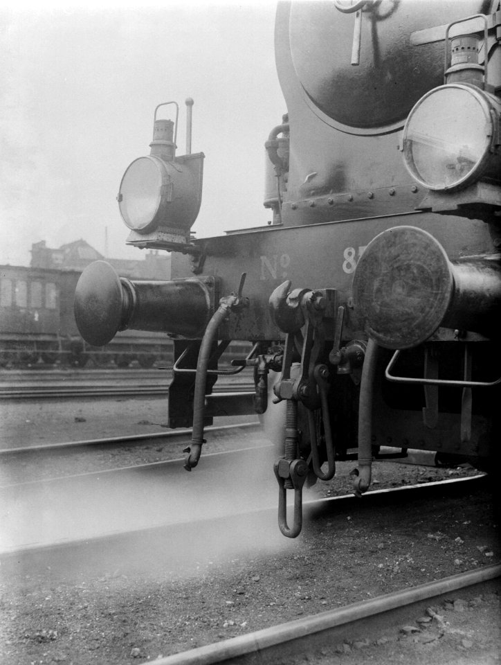 Stoom wordt afgeblazen bij een rangeerlocomotief uit de 8700 serie, Bestanddeelnr 252-1019