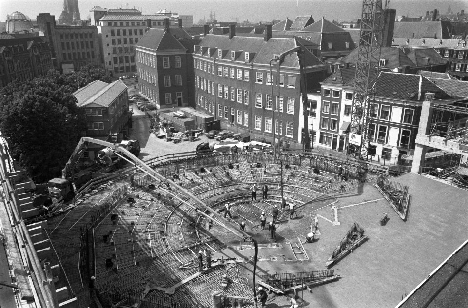 Storten van de betonvloer voor de nieuwe vergaderzaal van de Tweede Kamer, Bestanddeelnr 934-4506