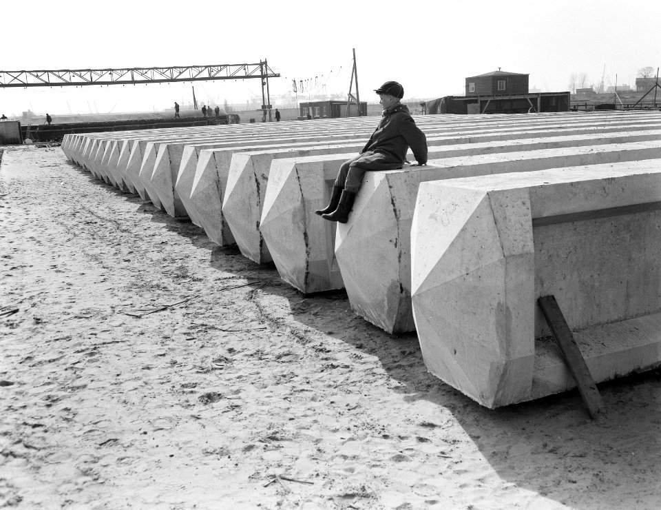 Storten betonpalen voor brug buiten IJ, Bestanddeelnr 907-6845