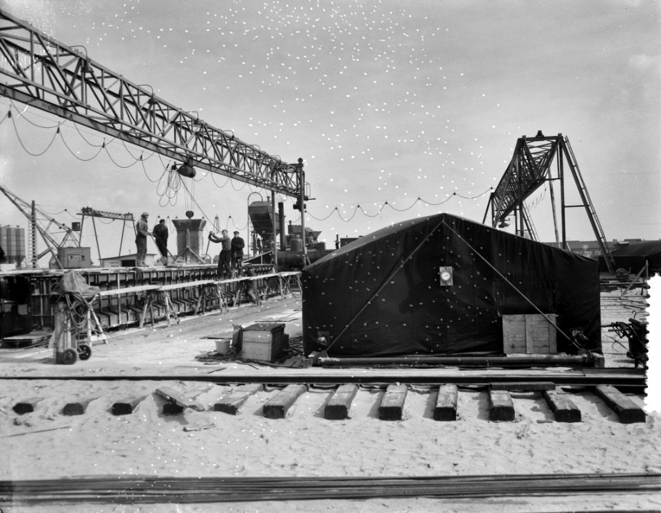 Storten betonpalen voor brug buiten IJ, Bestanddeelnr 907-6844