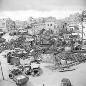 Stortplaats van overtollige bouwmaterialen en autowrakken in Tel Aviv, Bestanddeelnr 255-1299