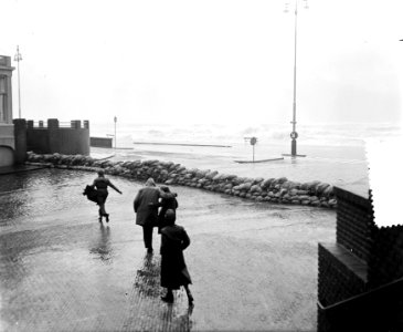 Storm op de kust boulevard Scheveningen, Bestanddeelnr 906-9160