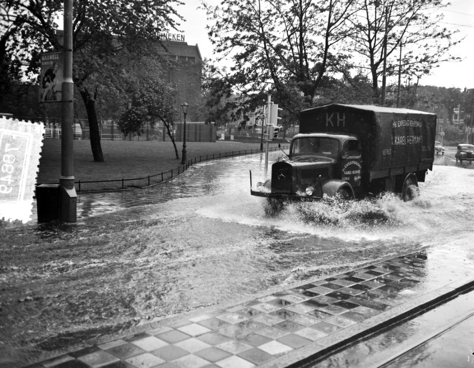 Stortregen hoog water in straten Amsterdam, Bestanddeelnr 907-8849