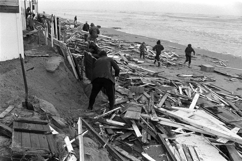 Storm verwoest huisjes langs strand (Zandvoort) mensen brengen bezittingen in v, Bestanddeelnr 930-7818