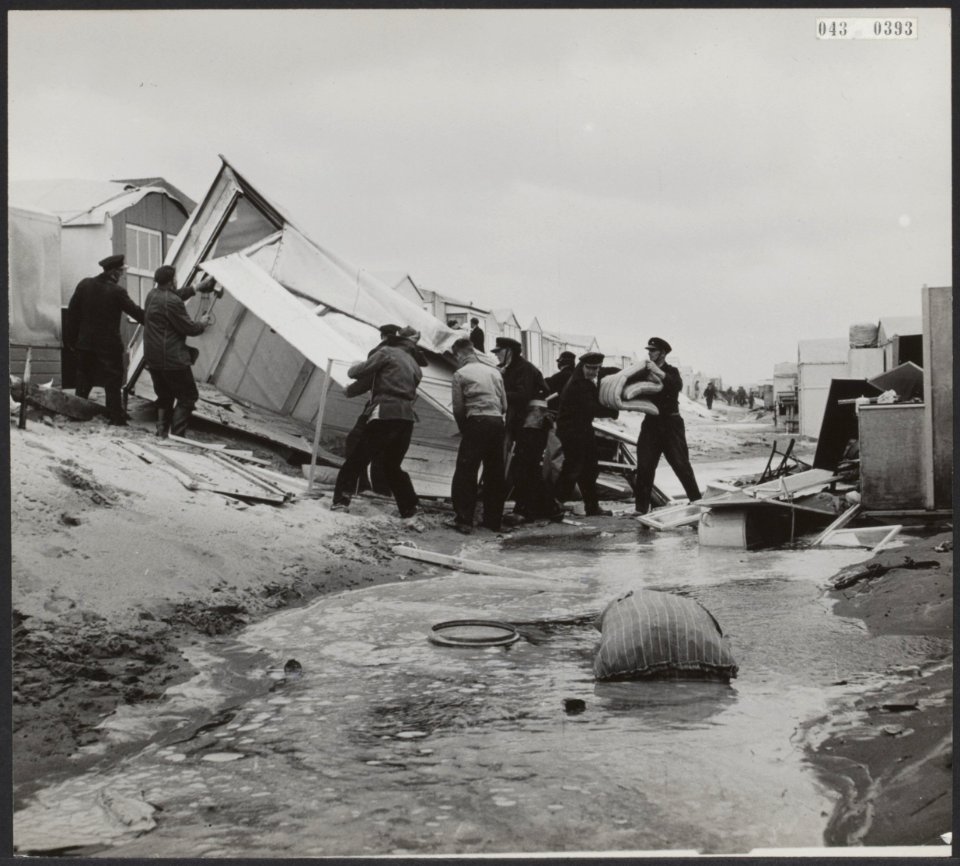 Stormen, verwoestingen, stranden, Helios kampeerhuisjesterrein, Bestanddeelnr 043-0393