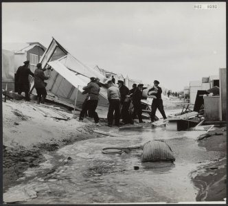 Stormen, verwoestingen, stranden, Helios kampeerhuisjesterrein, Bestanddeelnr 043-0393