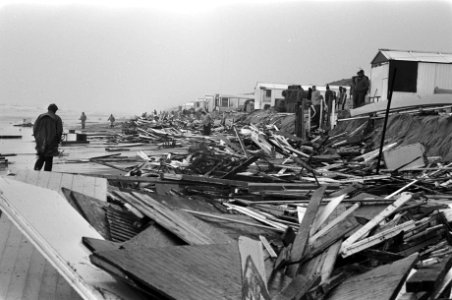 Storm verwoest huisjes langs strand (Zandvoort) mensen brengen bezittingen in v, Bestanddeelnr 930-7819