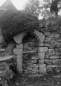 Stone arch in wall (1294551)
