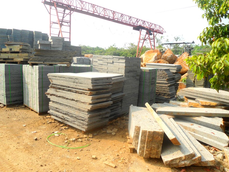 Stone cutting business in Hainan, China - 01