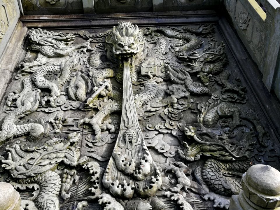 Stone carving with Chinese dragon patterns in Guangji Temple