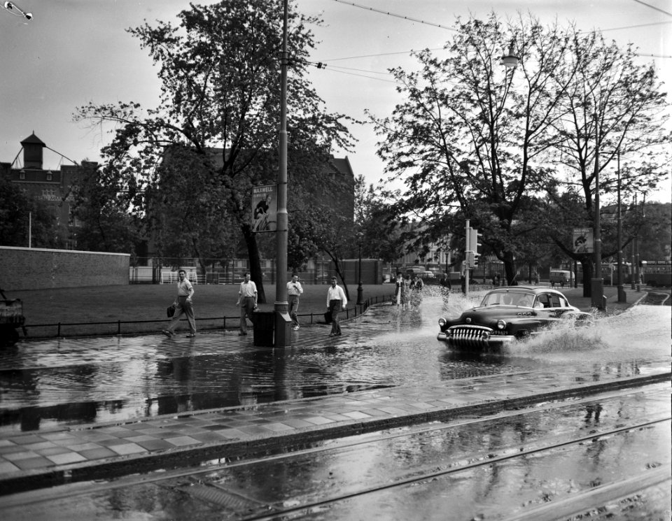 Stortregen hoog water in straten Amsterdam, Bestanddeelnr 907-8848