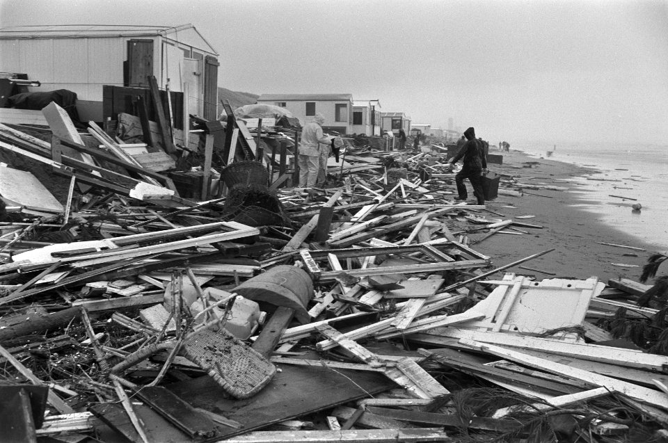 Storm verwoest huisjes langs strand (Zandvoort) grote ravage op Zandvoort, Bestanddeelnr 930-7815