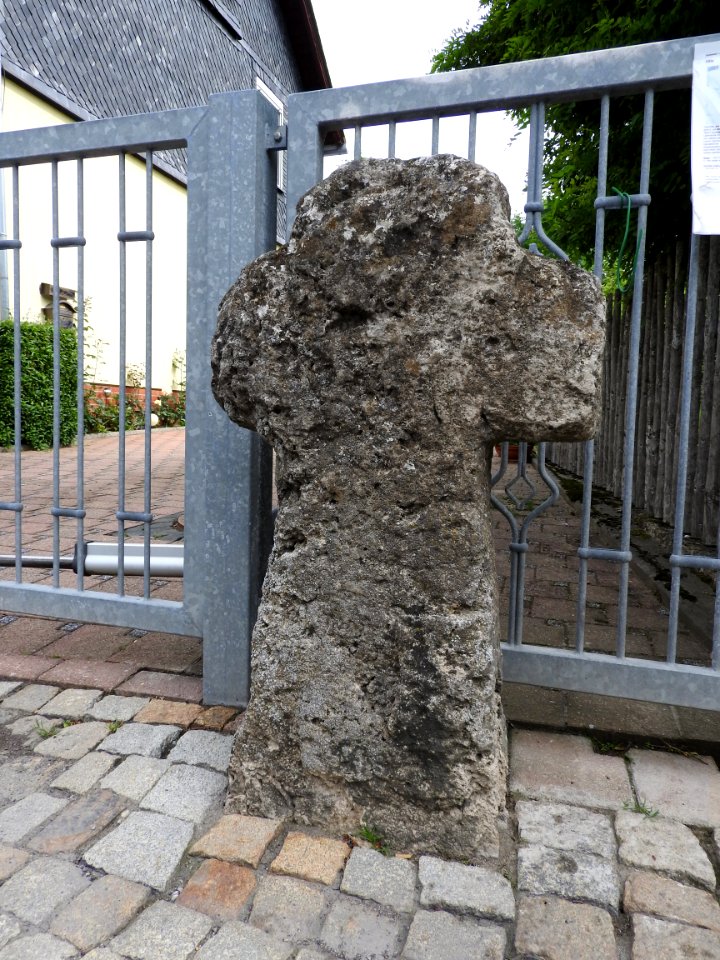 Stone cross Oßla 1