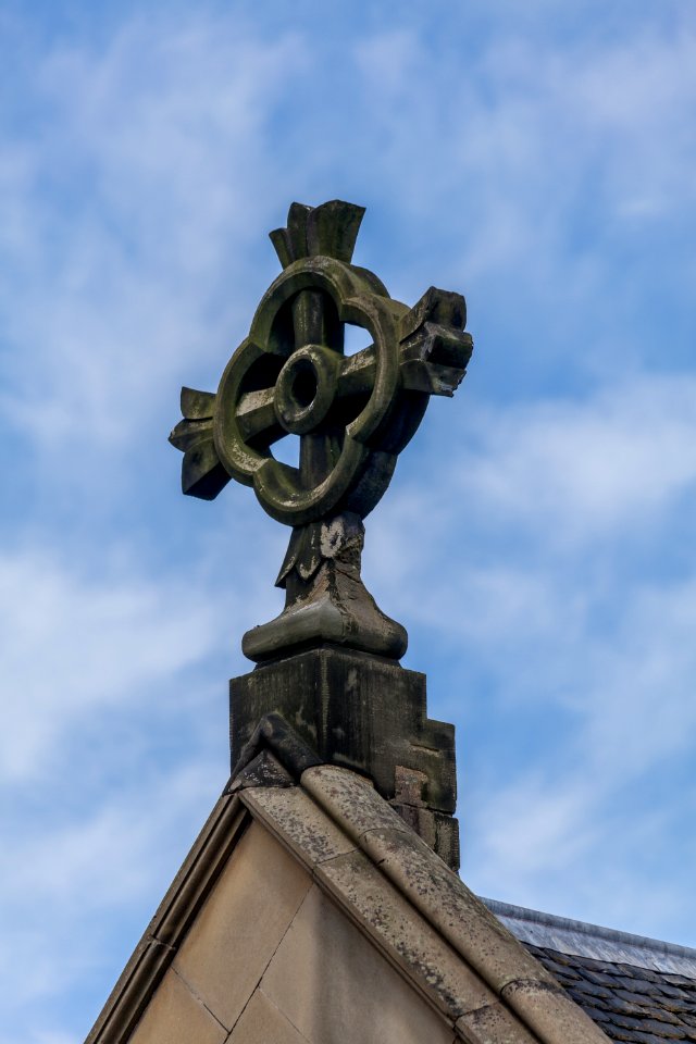 Stone cross atop the Greenside Church, Edinburgh, Scotland, GB, IMG 3636 edit