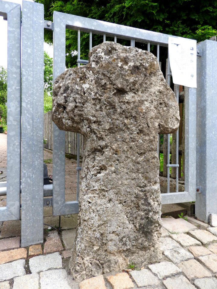Stone cross Oßla 2