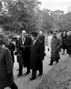 Stoffelijk overschot van Admiraal Helfrich te Westerveld gecremeerd, Minister Lu, Bestanddeelnr 914-3426