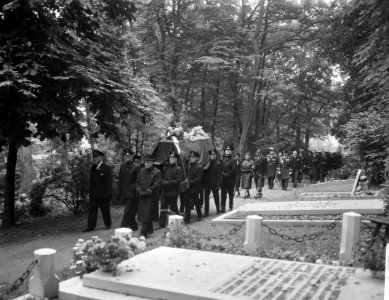 Stoffelijk overschot van Admiraal Helfrich te Westerveld gecremeerd, Bestanddeelnr 914-3425