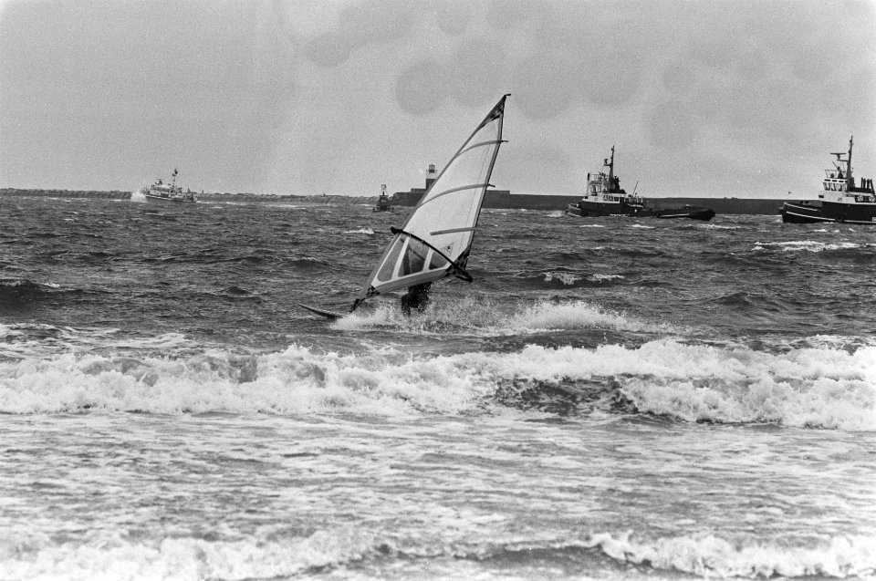 Storm aan de kust, surfer in IJmuiden, Bestanddeelnr 933-3916