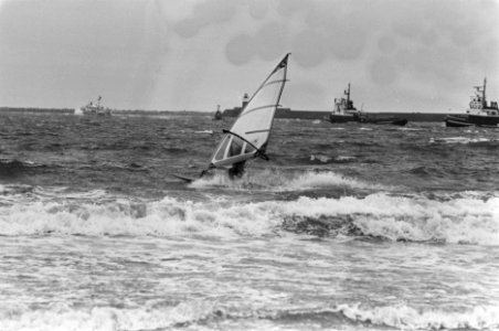 Storm aan de kust, surfer in IJmuiden, Bestanddeelnr 933-3916