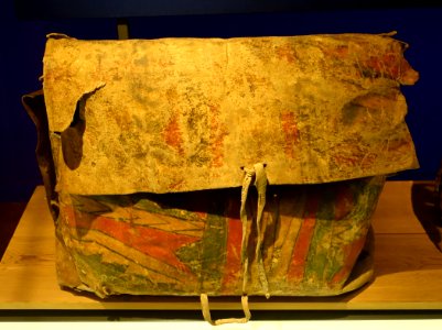 Storage bag, North American, untreated leather - Etnografiska museet - Stockholm, Sweden - DSC01219
