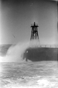 Storm aan de kust (water slaat over pier), Bestanddeelnr 917-3518
