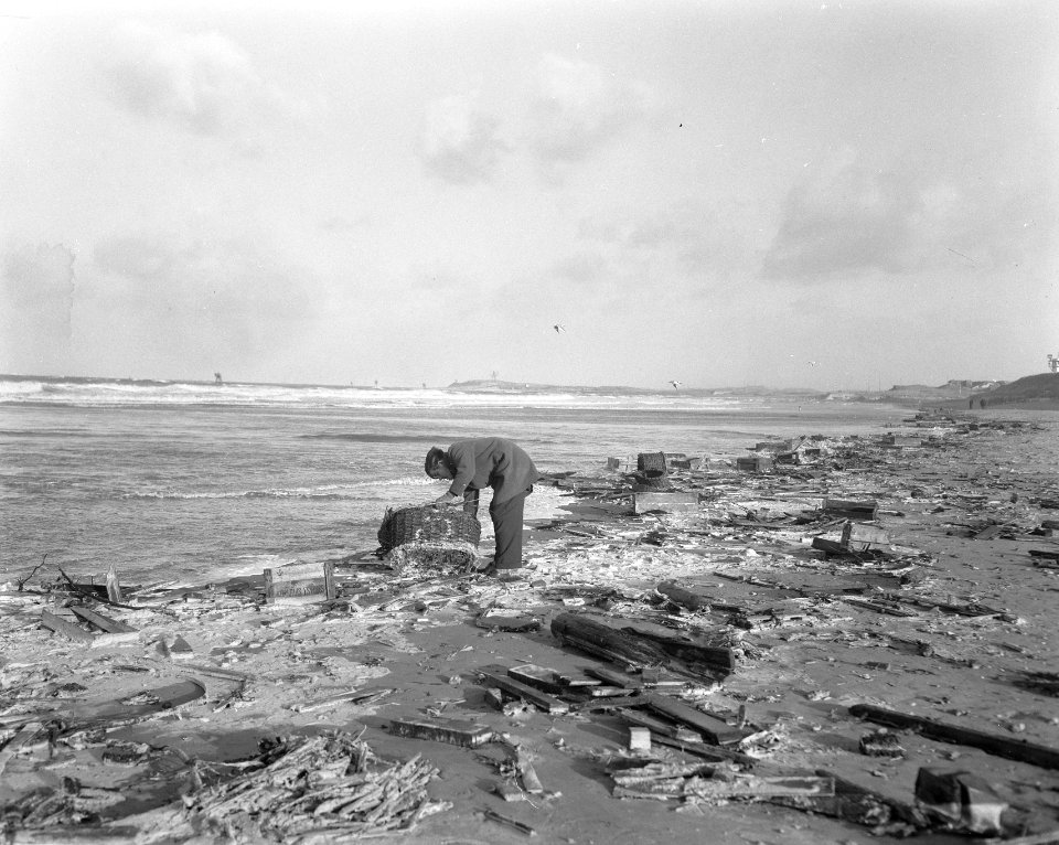 Storm aan de kust. Aangespoelde voorwerpen, Bestanddeelnr 908-1640