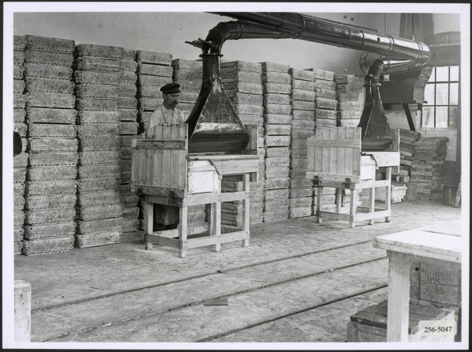 Stofafzuiging in een zeeppoederfabriek, Bestanddeelnr 256-5047