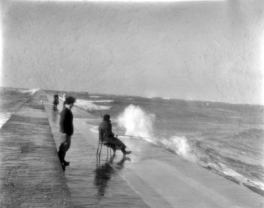 Storm langs de kust, vissen in de storm op pier IJmuiden, Bestanddeelnr 907-5537