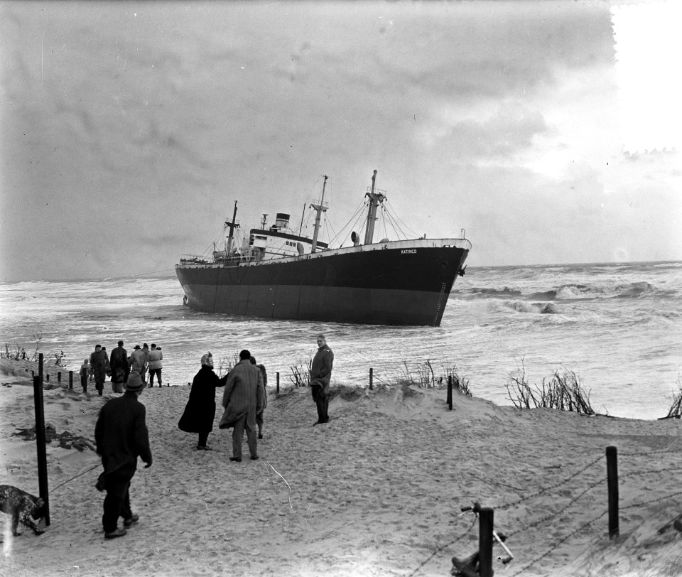 Storm aan de kust Panamees schip Watingo op strand Bergen, Bestanddeelnr 906-9140