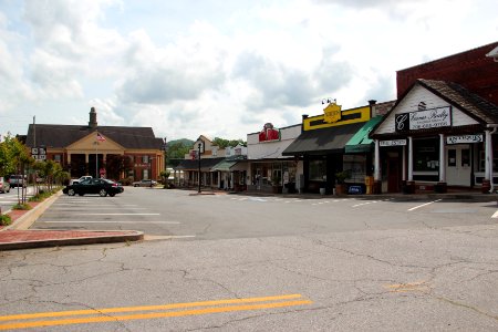 Storefronts in Cleveland, Georgia, April 2017 1