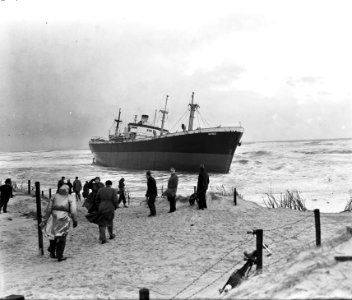 Storm aan de kust Panamees schip Watingo op strand Bergen, Bestanddeelnr 906-9141