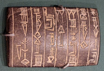Stone tablet re Il, king of Umma, c. 2400 BC - Oriental Institute Museum, University of Chicago - DSC07155 (orientation)