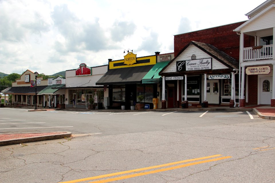 Storefronts in Cleveland, Georgia, April 2017 2